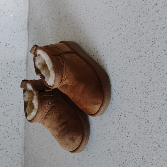 UGG  Boots Size 9 Kids - Picture 2 of 5